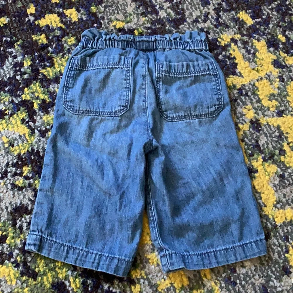 Levi’s tee & Gap Denim wide leg culotte jeans
